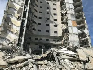 Frappes Israël : Condamnations internationales face aux victimes civiles Frappes Israël: a very large building that is being demolished