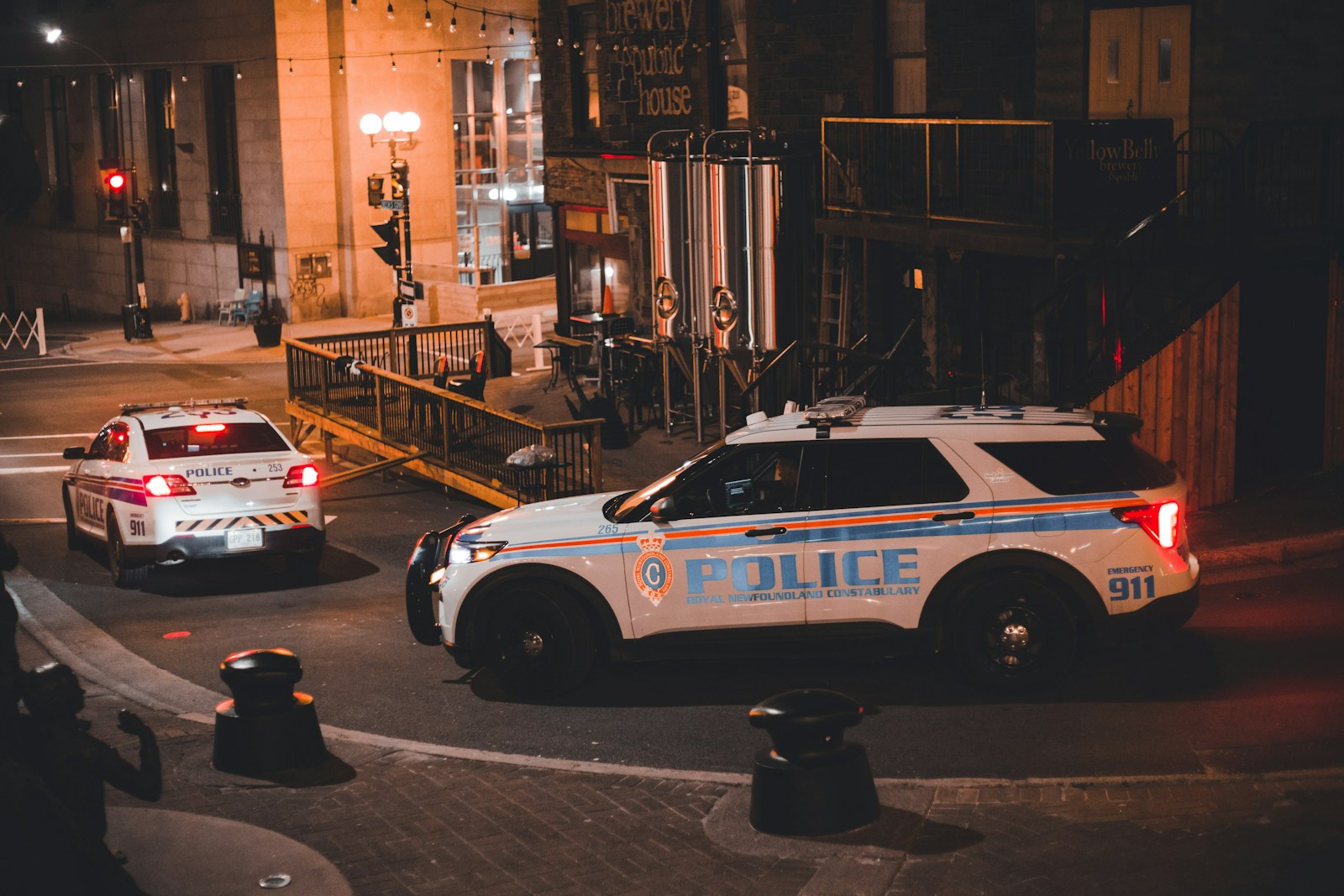 violence Grand Baie: police cars on a street