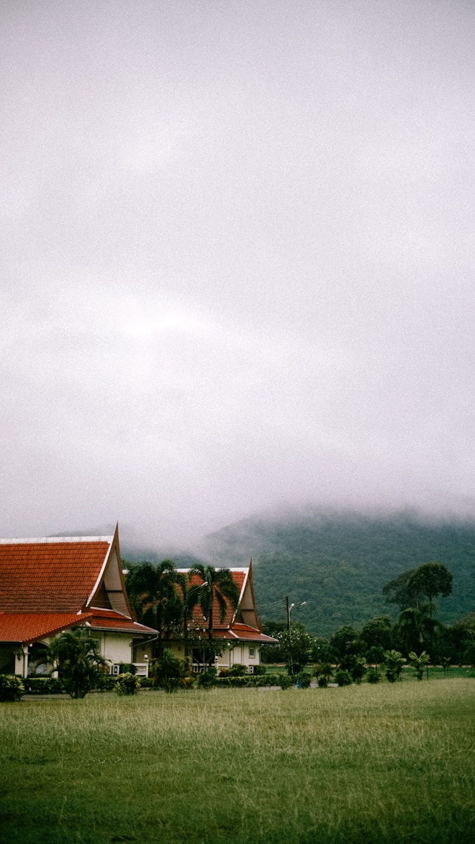 Prévisions Météo: a house with a red roof in the middle of a field