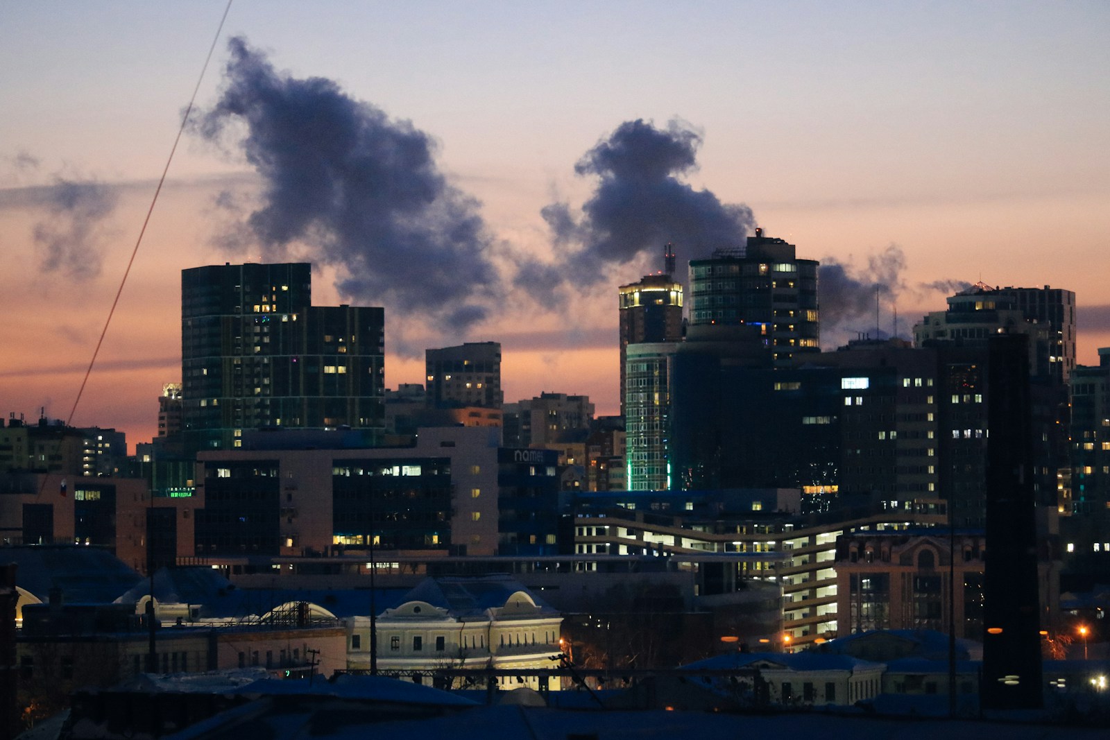 Température Maurice: a view of a city at night with a lot of smoke coming out of the