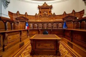 judicial review Mauritius: a courtroom with a large wooden bench
