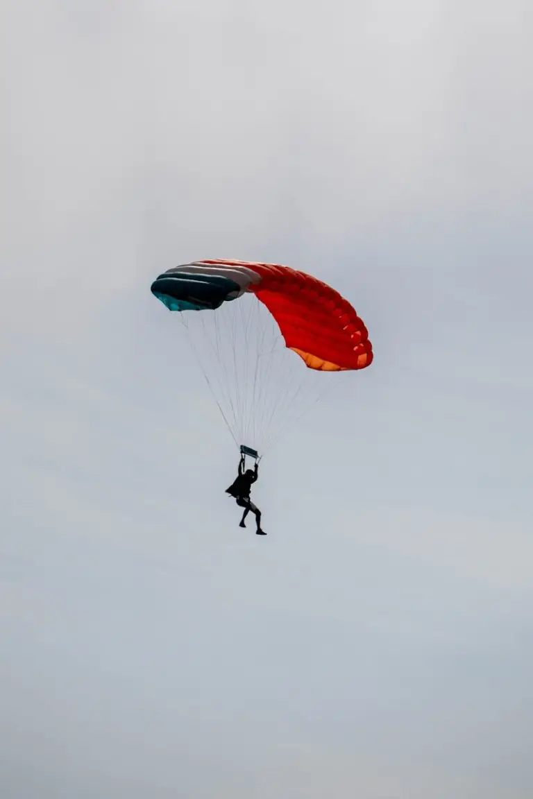 Parachute survival: 25-year-old survives 3,000-meter fall in the US Parachute survival: a person is parasailing in the air on a cloudy day